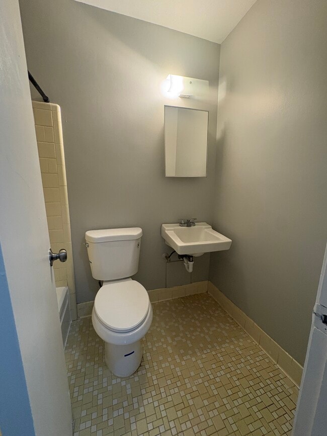 Building Photo - 320 Sultan Ct