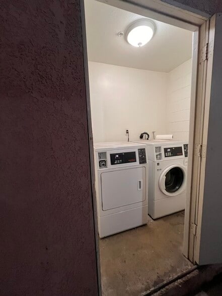 Shared Laundry Room - 212 N Electric Ave
