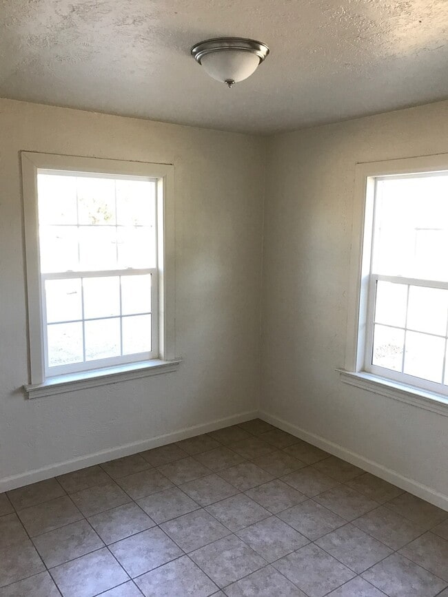 Building Photo - 605 E 10th St