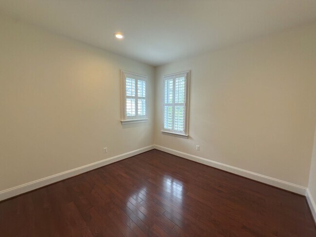 Building Photo - Spacious 4 Bed 5.5 Bath Home in Annandale,...