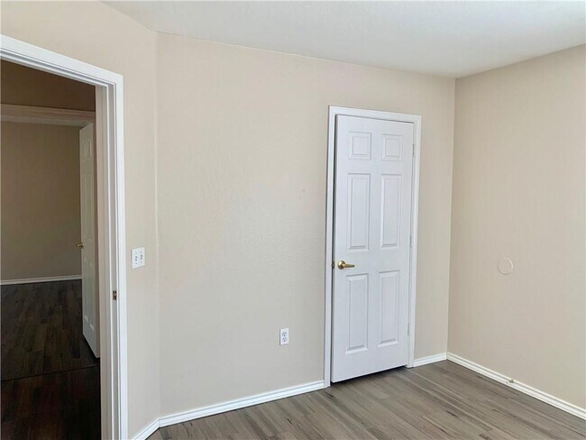 Building Photo - 1121 Terry Dr