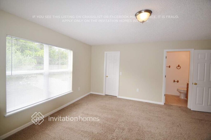 Building Photo - 1556 Deerfield Ave