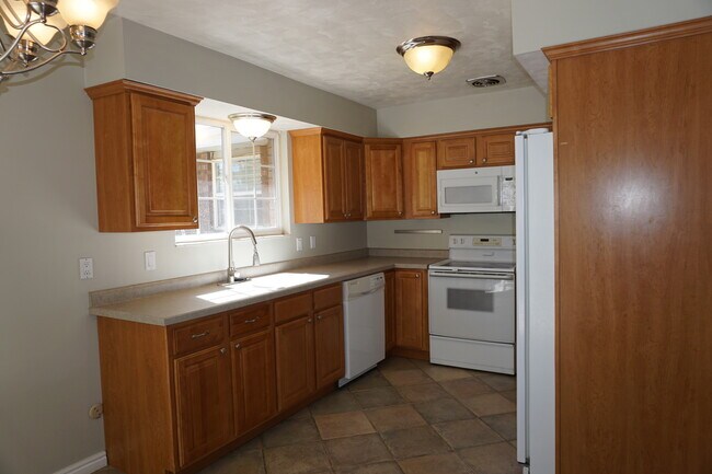 Building Photo - Quiet 5 Bedroom 3 Bath West Jordan Home
