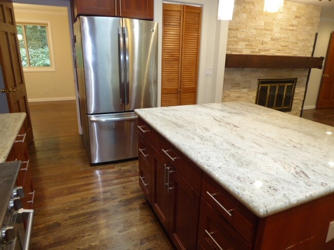 Building Photo - Charming 4 Bed 2.5 Bath + Den Rambler in S...