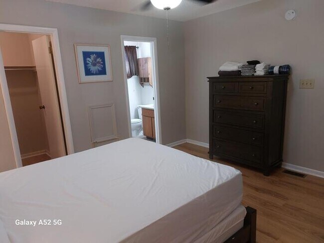 Building Photo - Furnished montly rental