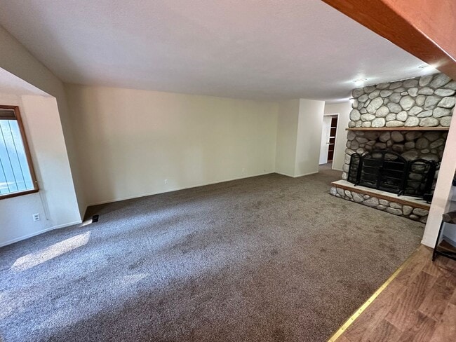 Building Photo - Single level home w/ 3Bd and 2 Ba! Availab...