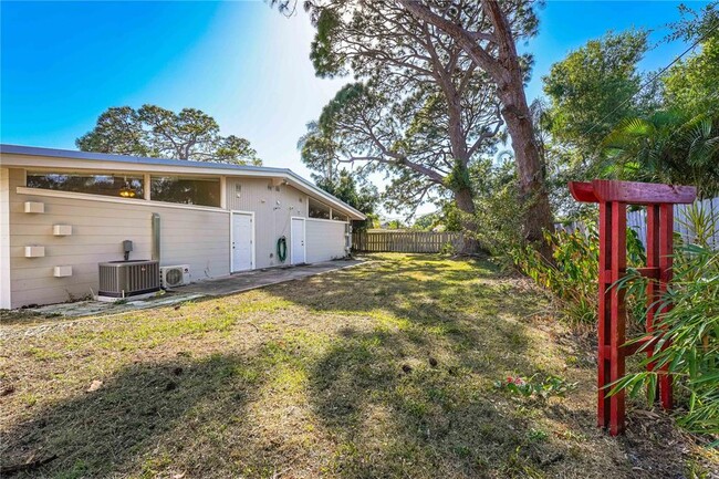 Building Photo - 6912 Alderwood Dr