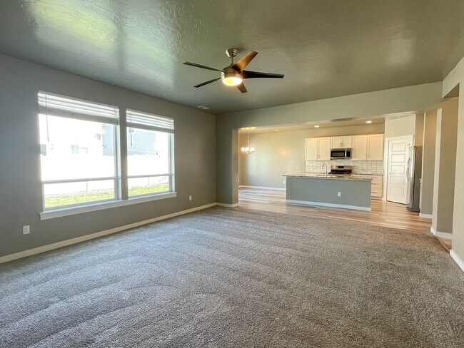 Building Photo - 2592 E Blackstone Dr