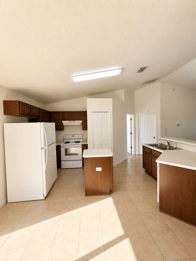 Building Photo - Move-In Ready 3-Bedroom Home with Vaulted Ceilings, Open Floor Plan & Two-Car Garage in Silver Sp...