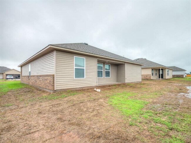 Building Photo - 1009 S Colt Ln
