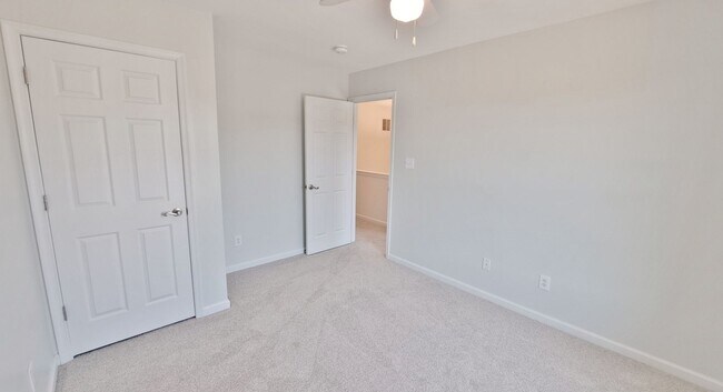 Building Photo - 3 Bed / 2 Full and 2 Half Bath Single Family Townhome