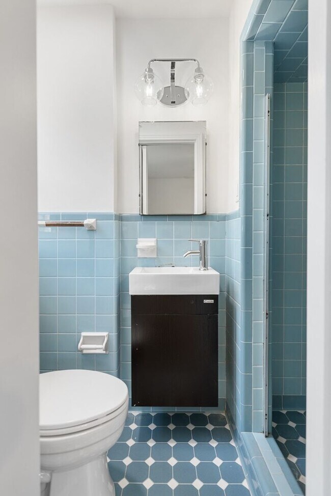 Building Photo - Renovated 4 Bed, 4 Bath Single Level Home, No HOA