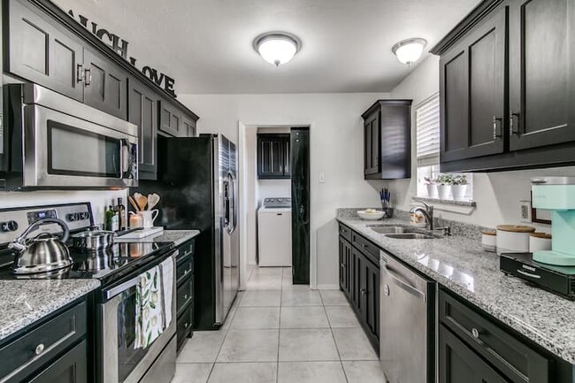 Well equipped kitchen - 501 Rogers Way