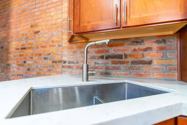 Building Photo - 557 S 6th St