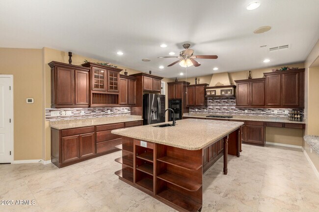 Building Photo - 6820 S 42nd Ln