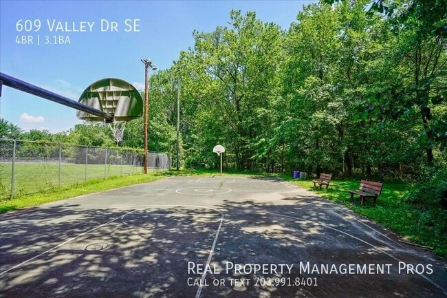 Building Photo - 609 Valley Dr SE