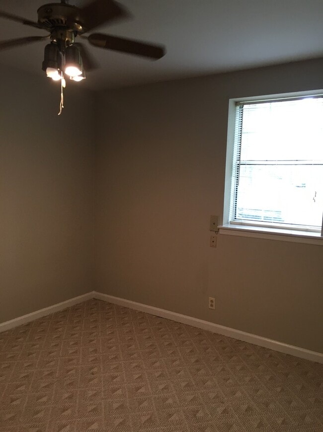 Building Photo - Move In Ready - Just off I-24