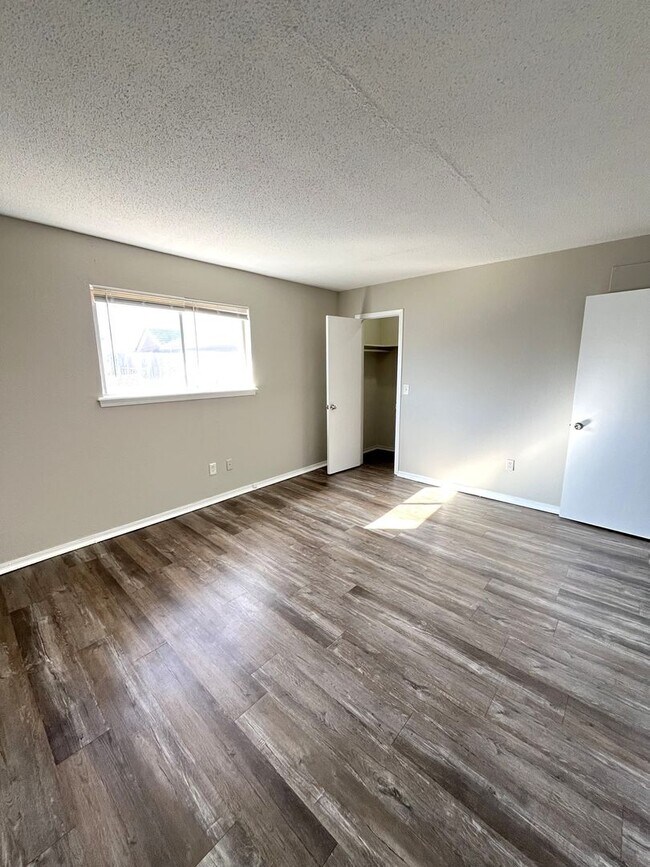Building Photo - 2 Bedroom 1.5 Bath Apt at the Monterey Square Apts NW OKC