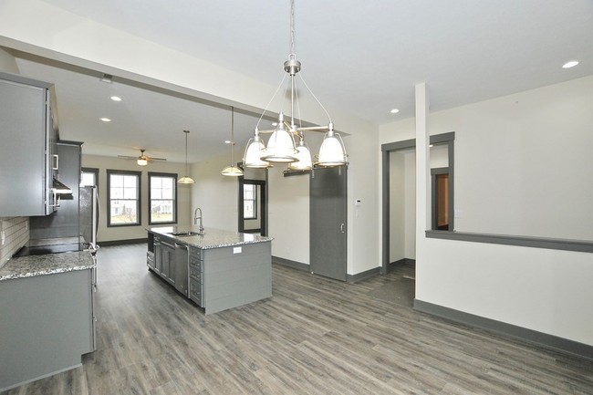 Building Photo - Exclusive rental apartment in Stonegate