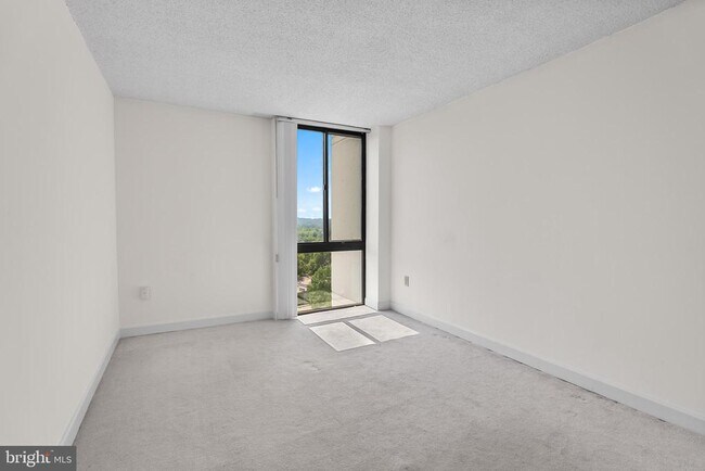 Building Photo - 5300 Holmes Ln