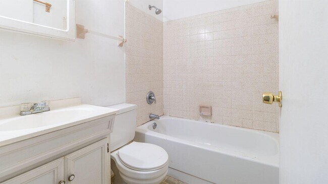 Building Photo - 604 Roselyn Ave