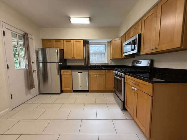Building Photo - Updated Duplex in Prime Location with Ample Outdoor Space