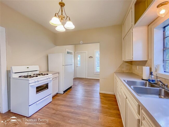 Building Photo - 2807 Russell Ave