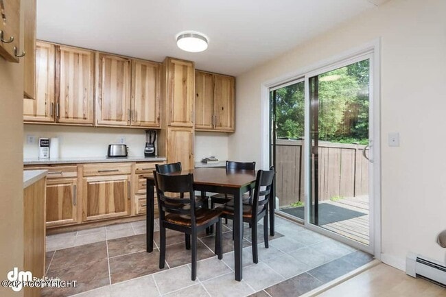 Building Photo - Furnished 3bed/1.5 bath near shopping and more!