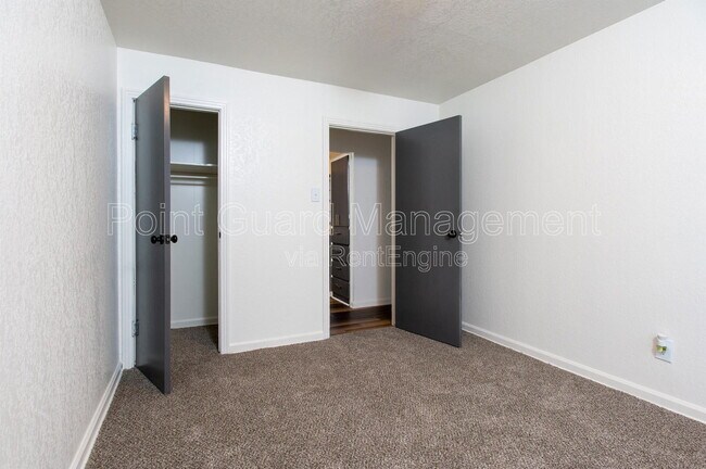 Building Photo - 409 W 31st St S