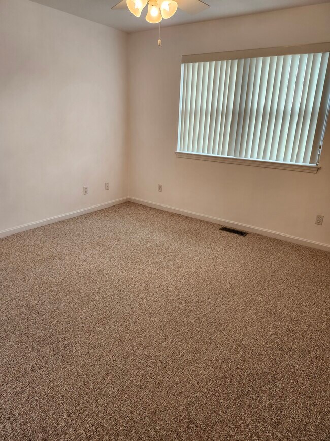 Building Photo - 1480 Woodlawn Dr