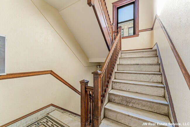 Building Photo - 39 Glenville Ave