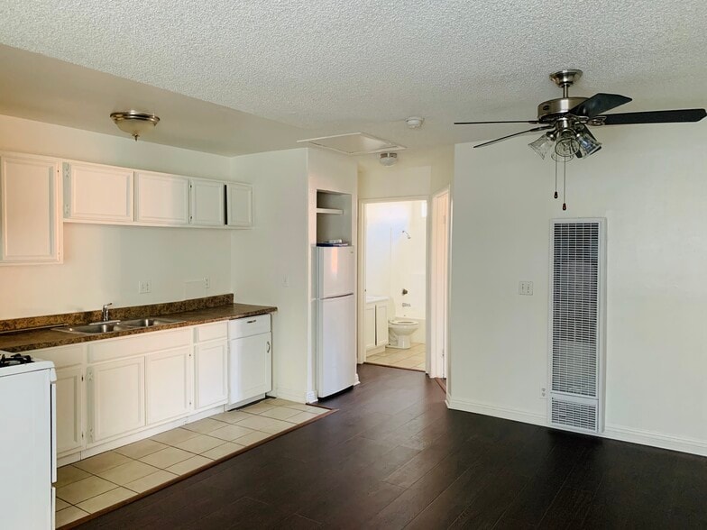 Primary Photo - 136 N Mariposa Ave