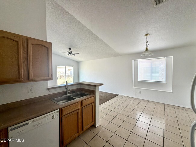 Building Photo - 12501 Sombra Fuerte Dr