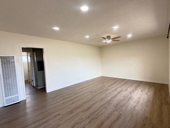 Building Photo - Spacious remodeled 2 BR apartment - Inglew...