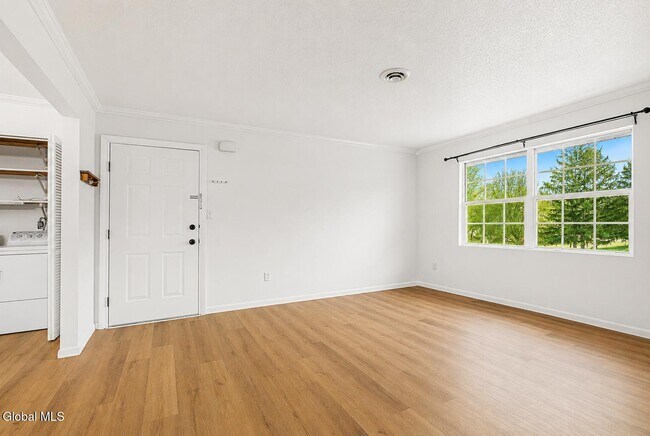 Building Photo - 25A Pine Ln
