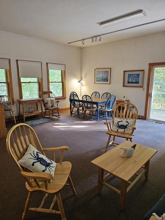 Building Photo - 378 Commercial St