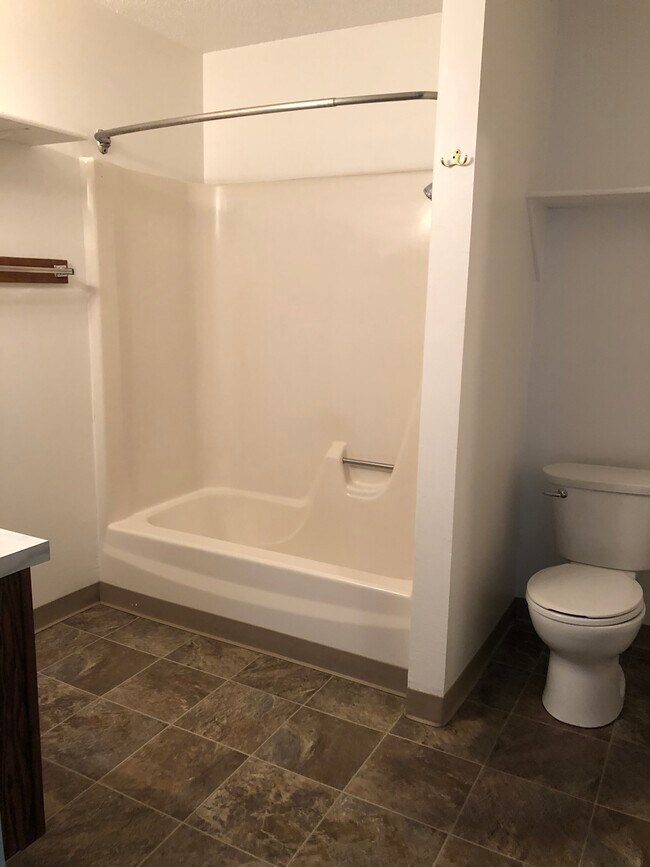 Building Photo - 2013 NW Hickory Ln