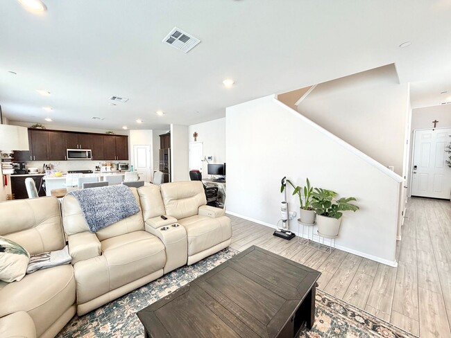 Building Photo - Modern 5 Bedroom 3 Bathroom Home in Tierra Del Sol with INCLUDED Solar & Low-Maintenance Living