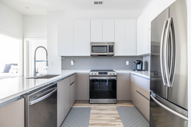 Building Photo - Top Floor 2bd/2ba Condo in East Atlanta, P...
