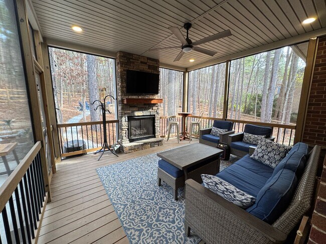 Building Photo - Available to Show