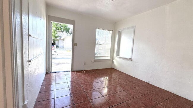 Building Photo - 305 Taylor Ave