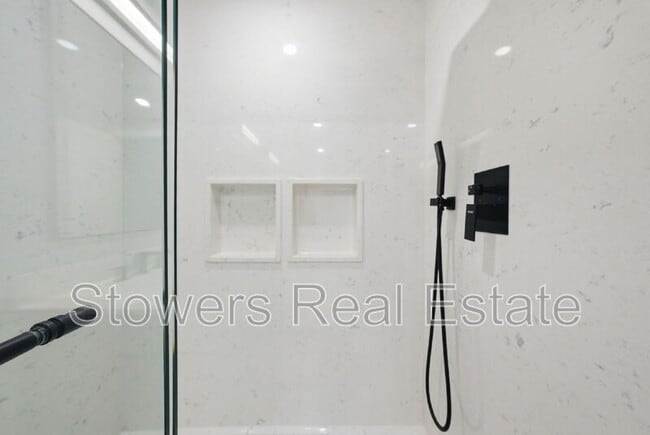 Building Photo - 350 Bellflower Dr