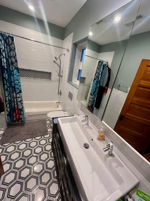 Building Photo - 3700 N Hermitage Ave