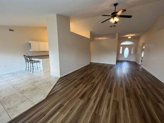 Building Photo - GREAT 4 BED / 2 BATH IN Crestview