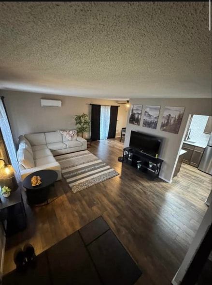 Building Photo - 308 W 6th St