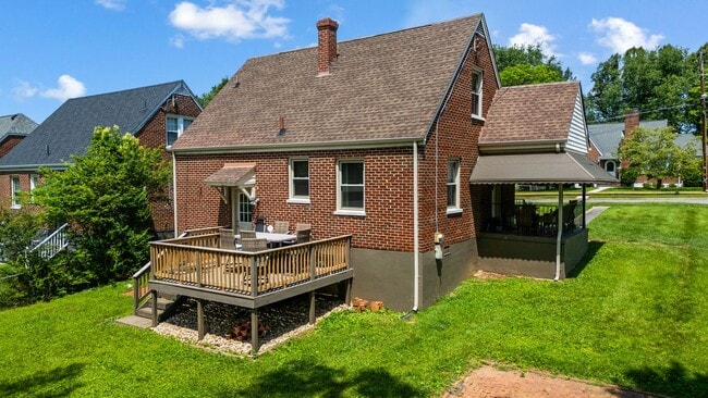 Building Photo - 3 Bedroom || 1.5 Bathroom Single Family Home