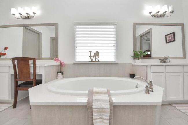 Building Photo - 1911 Sapphire Pines Ln