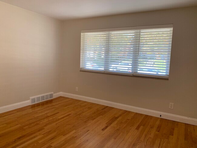 Building Photo - 1112 Moorlands Dr