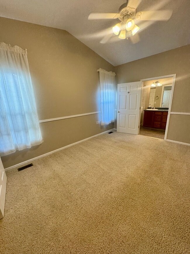 Building Photo - Beautiful home in with Stunning Mountain Views