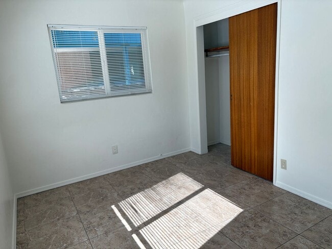 Building Photo - 3221 E Linden St